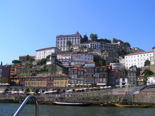 Vista de Oporto desde uno de los barcos que recorren el río Douro